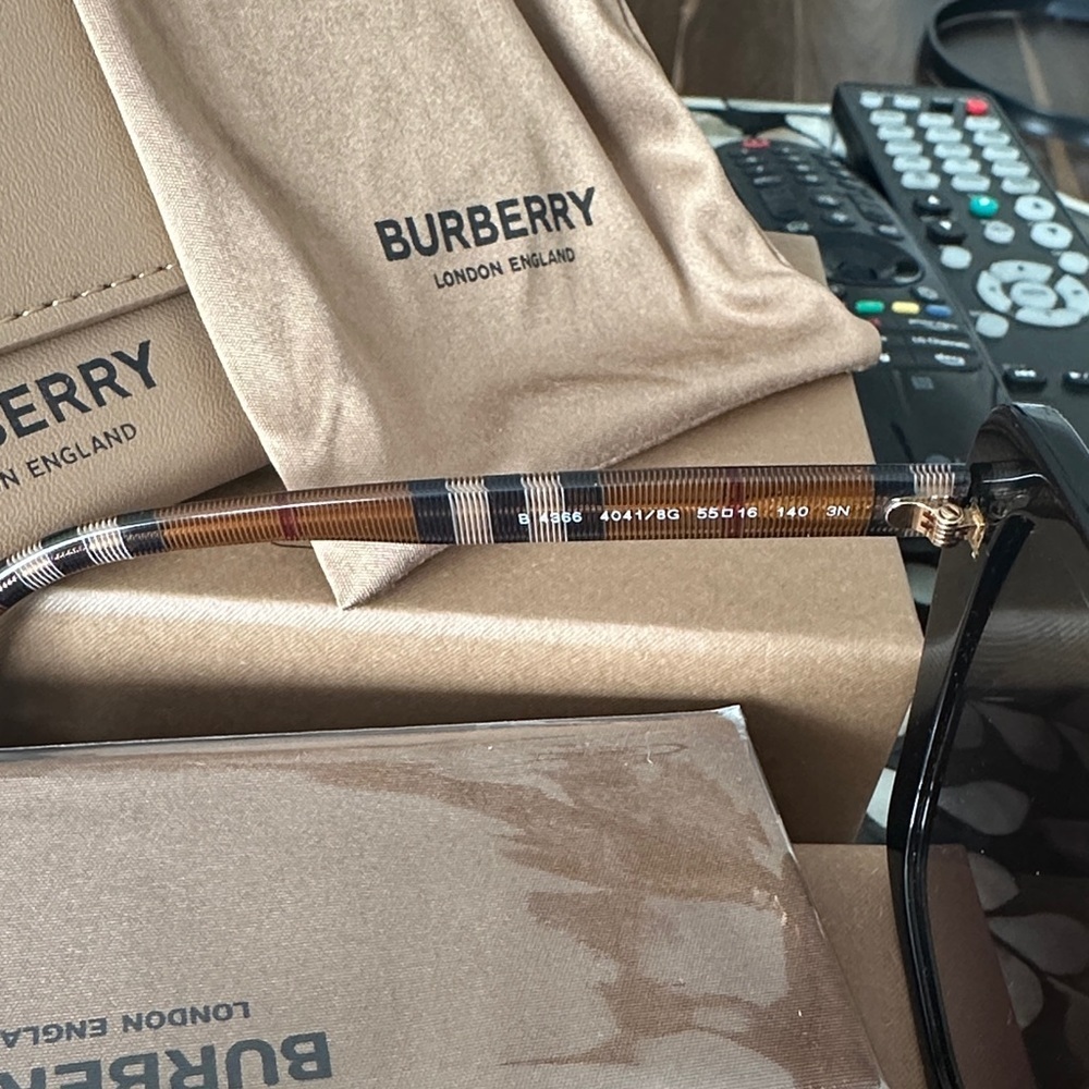 Burberry Black Sunglasses B 4366 - Picture 6 of 7